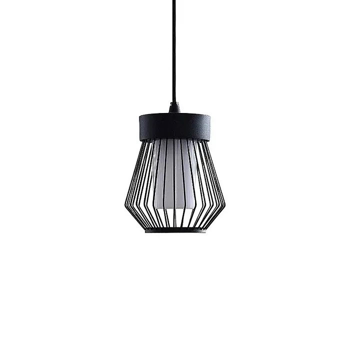 Lindby Außenwand- & Deckenleuchte Vajana - schwarz, IP44 - Schwarze Hängeleuchte aus Metallkäfig mit weißem Diffusor, an schwarzem Kabel hängend.