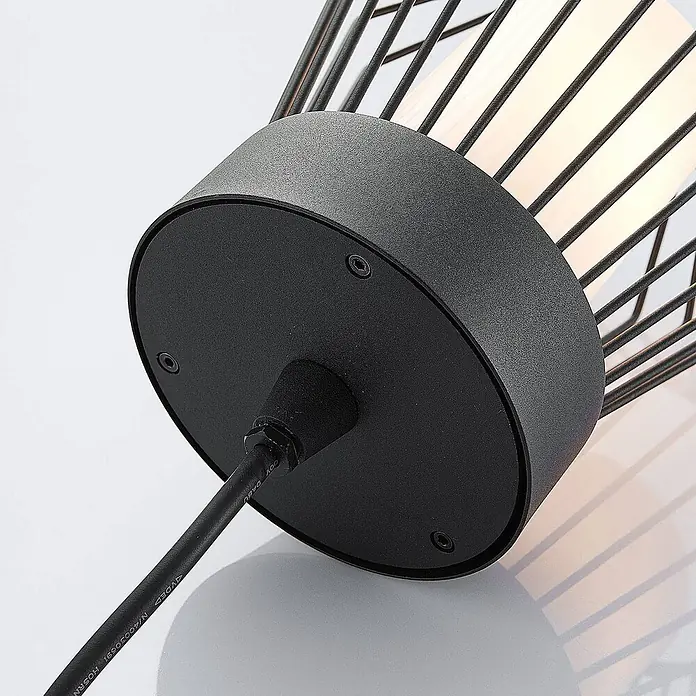 Lindby Außenwand- & Deckenleuchte Vajana - schwarz, IP44 - Schwarzer runder Lampensockel mit strukturierter Kante, Elektrokabel und sichtbaren Schrauben.