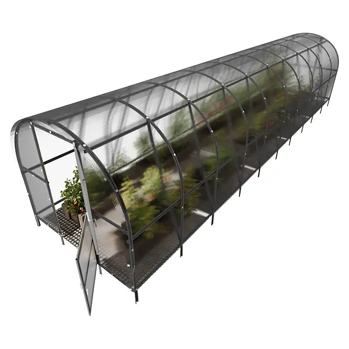 Klasika Greenhouses Gewächshaus Baltic Lt Klasika - Außenmaß inkl. Dachüberstand (B x T): 300 x 1.000 cm, Material Seitenwand: Kunststoff, 4 mm, Silbergrau - Langes Tunnelgewächshaus mit dunklem Rahmen, transparenten Platten und offener Tür, die Pflanzen zeigt.