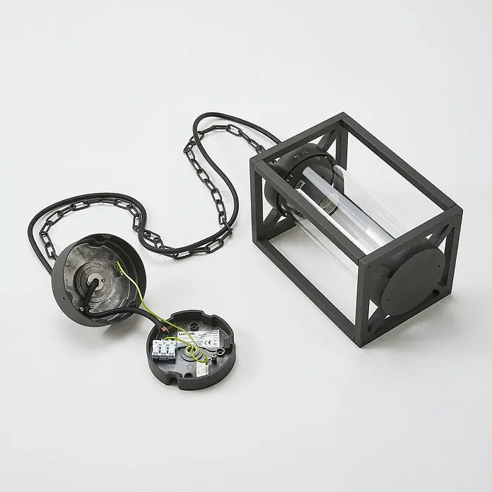 Lucande Außenwand- & Deckenleuchte Ferda - schwarz, schwarz, IP44 - Dunkelgraue rechteckige Außenhängeleuchte mit klarem Glasrohr, Kette und demontierter Elektroanschlusskomponente.
