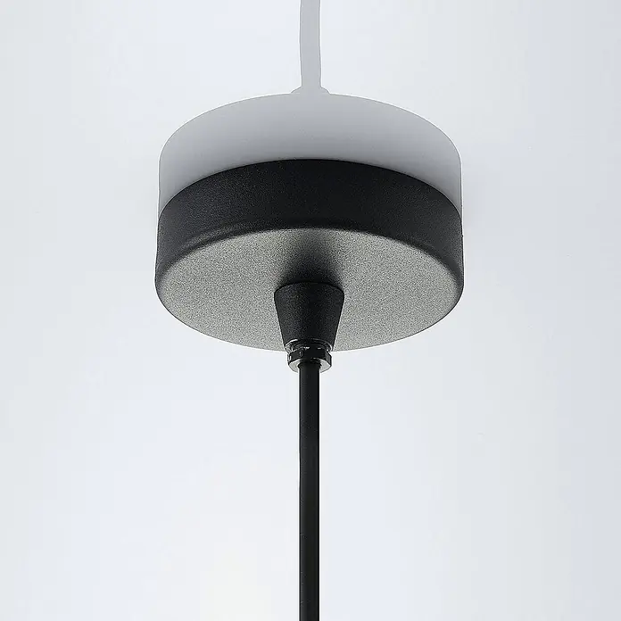 Lindby Außenwand- & Deckenleuchte Vajana - schwarz, IP44 - Schwarze und texturierte graue Deckenrosette mit schwarzem Kabel für eine Pendelleuchte.