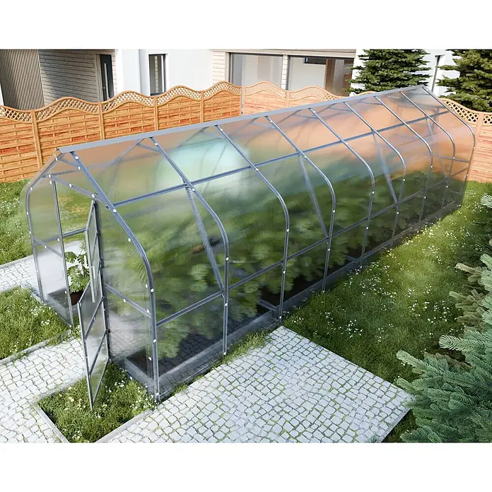 Klasika Greenhouses Gewächshaus Drop Klasika - Außenmaß inkl. Dachüberstand (B x T): 250 x 800 cm, Material Seitenwand: Kunststoff, 4 mm, Silbergrau - Ein Gewächshaus aus Polycarbonat mit grauem Metallrahmen steht in einem Garten mit Pflanzen darin. Eine Tür ist geöffnet.