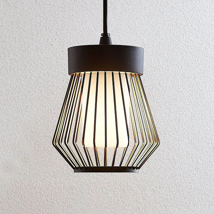 Lindby Außenwand- & Deckenleuchte Vajana - schwarz, IP44 - Moderne Pendelleuchte mit schwarzer Oberseite, geometrischem messingfarbenem Käfig und weißem zylindrischem Diffusor.