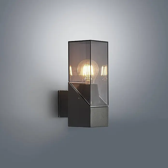 Lucande Außenwandleuchte Fiola - schwarz, IP54 - Dunkelgraue Außenwandleuchte mit rechteckigem Rauchglasgehäuse, das eine beleuchtete Edison-LED-Birne umschließt.