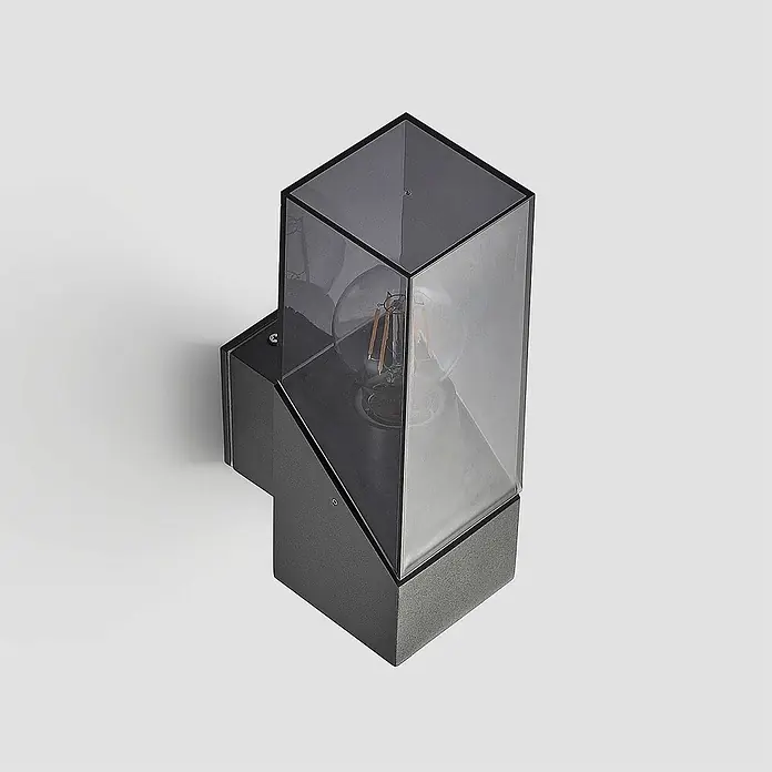 Lucande Außenwandleuchte Fiola - schwarz, IP54 - Geometrische dunkelgraue Wandleuchte mit Klarglasabdeckung und sichtbarer Glühbirne.