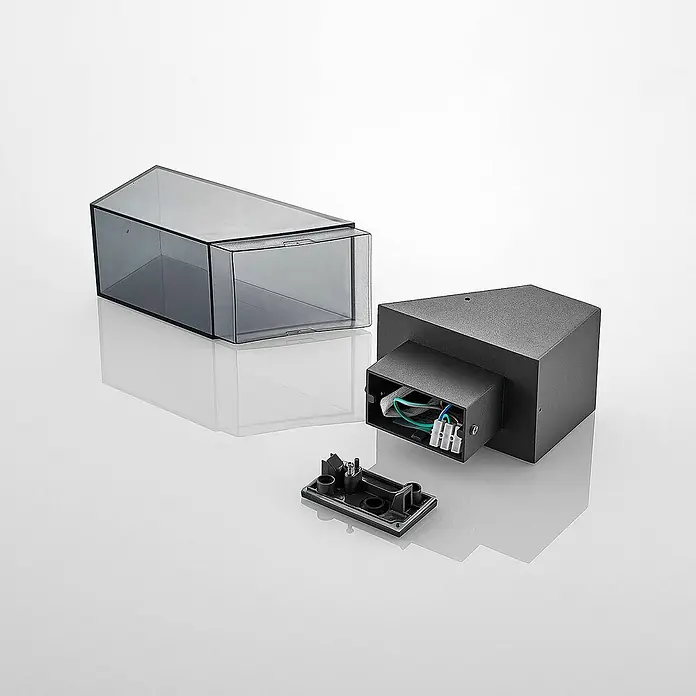 Lucande Außenwandleuchte Fiola - schwarz, IP54 - Zerlegte dunkelgraue Wandleuchte mit transparenter Abdeckung und sichtbarer Verkabelung.