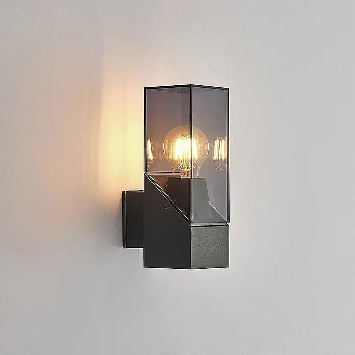 Lucande Außenwandleuchte Fiola - schwarz, IP54 - Schwarze geometrische Wandleuchte mit Rauchglas-Schirm und sichtbarer Glühbirne.
