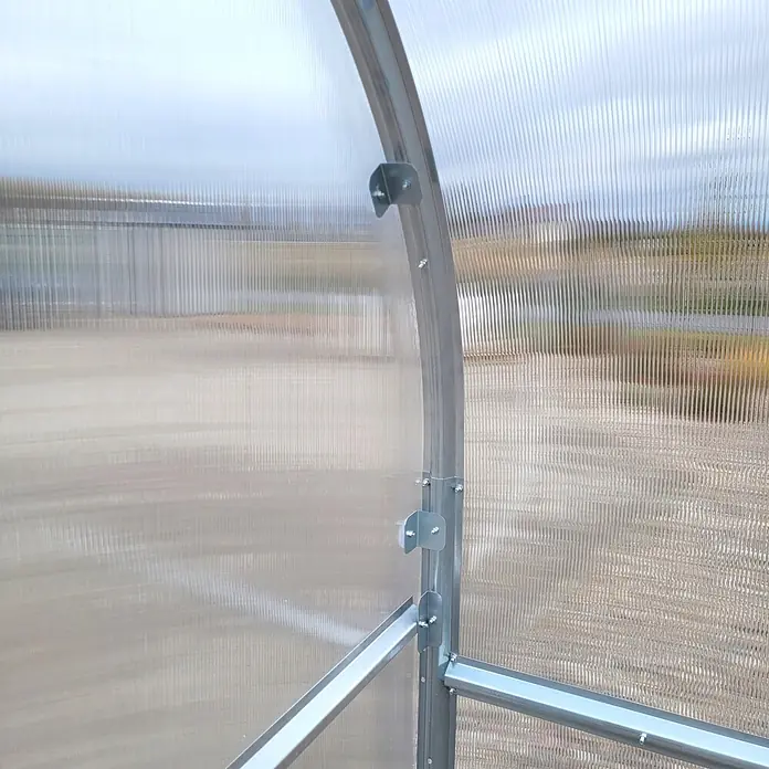 Klasika Greenhouses Gewächshaus Drop Klasika - Außenmaß inkl. Dachüberstand (B x T): 250 x 800 cm, Material Seitenwand: Kunststoff, 4 mm, Silbergrau - Innenansicht eines Gewächshauses mit verzinktem Metallrahmen und gerippten Polycarbonatplatten.