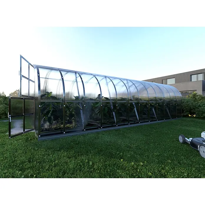 Klasika Greenhouses Gewächshaus Arch Klasika - Außenmaß inkl. Dachüberstand (B x T): 300 x 800 cm, Material Seitenwand: Kunststoff, 6 mm, Silbergrau - Langes, gewölbtes Gewächshaus mit transparenten Platten und dunklem Rahmen, bepflanzt im Garten, Tür offen.