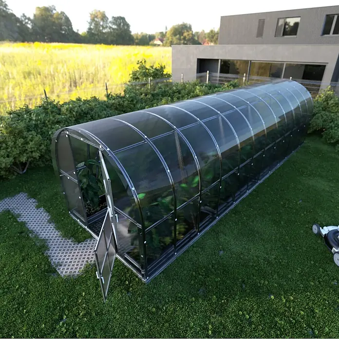 Klasika Greenhouses Gewächshaus Arch Klasika - Außenmaß inkl. Dachüberstand (B x T): 300 x 800 cm, Material Seitenwand: Kunststoff, 6 mm, Silbergrau - Langes, gewölbtes Gewächshaus mit transparenten Platten und dunklem Rahmen. Die offene Tür zeigt Pflanzen darin.
