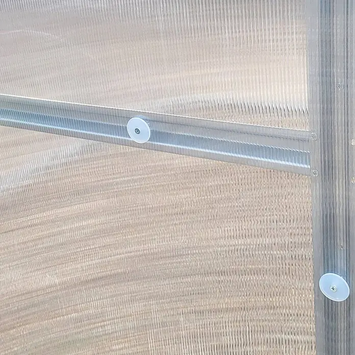 Klasika Greenhouses Gewächshaus Drop Klasika - Außenmaß inkl. Dachüberstand (B x T): 250 x 800 cm, Material Seitenwand: Kunststoff, 6 mm, Silbergrau - Nahaufnahme einer lichtdurchlässigen gerippten Polycarbonat-Gewächshausplatte mit silberner Stützleiste und weißen runden Befestigungselementen.