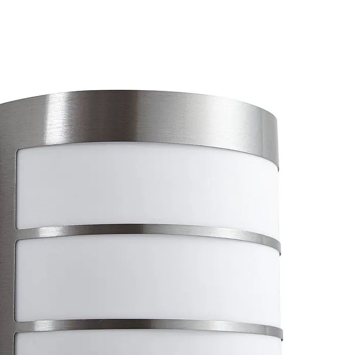 Lindby Außenwandleuchte Noyan - alu / grau / zink, alu / grau / zink, IP44 - Wandleuchte aus gebürstetem Metall mit opalem Diffusor und horizontalen Metallstreifen.