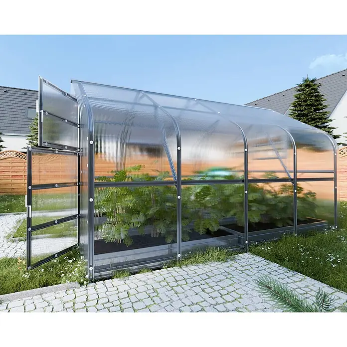 Klasika Greenhouses Gewächshaus Drop Klasika - Außenmaß inkl. Dachüberstand (B x T): 250 x 400 cm, Material Seitenwand: Kunststoff, 4 mm, Silbergrau - Bogengewächshaus mit transparenten Paneelen und dunklem Rahmen, offene Tür, mit Pflanzen im Garten.