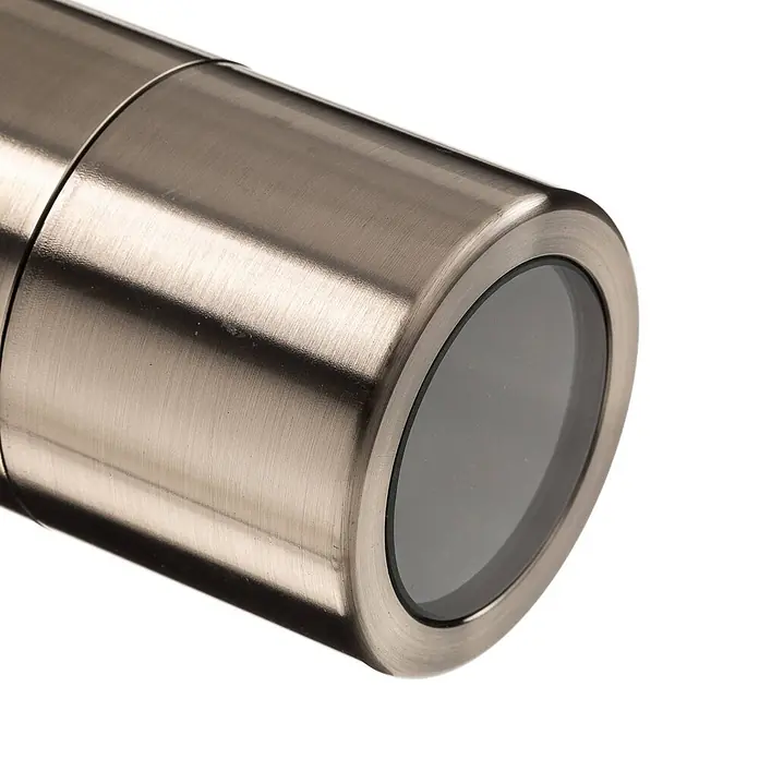 Arcchio Außenwandleuchte Kalel - alu / grau / zink, alu / grau / zink, IP54 - Zylindrisches Objekt aus gebürstetem Metall mit dunkler, runder Linse.