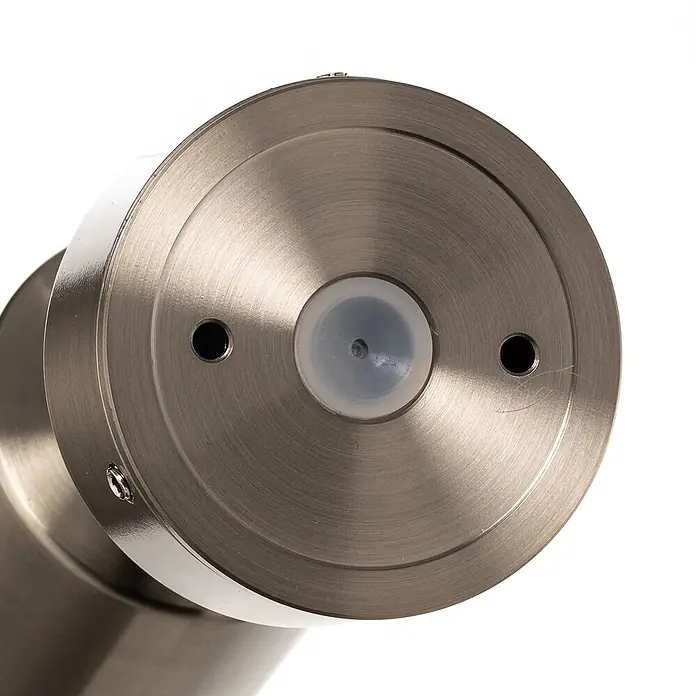 Arcchio Außenwandleuchte Kalel - alu / grau / zink, alu / grau / zink, IP54 - Gebürstete Metallzylinderleuchte mit zentralem durchscheinendem Sensor und zwei kleinen Löchern, seitliche Schraube sichtbar.