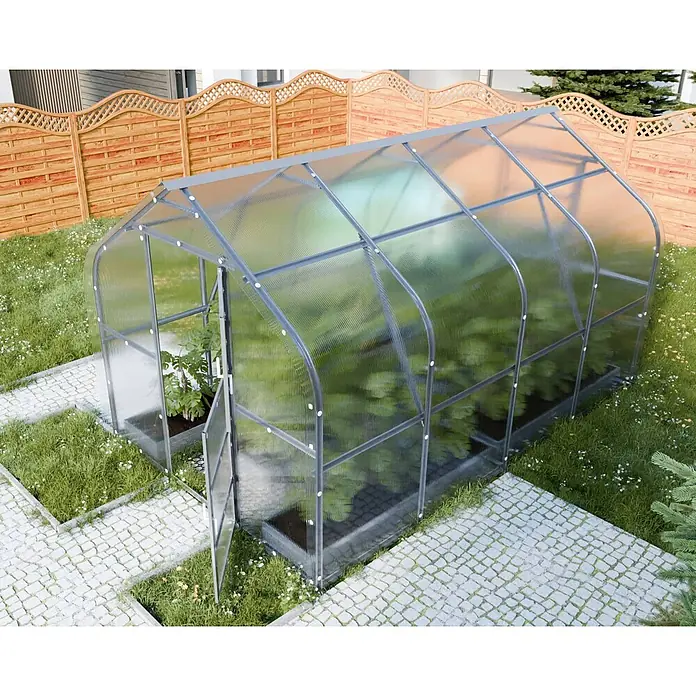 Klasika Greenhouses Gewächshaus Drop Klasika - Außenmaß inkl. Dachüberstand (B x T): 250 x 400 cm, Material Seitenwand: Kunststoff, 4 mm, Silbergrau - Gewächshaus mit transparenten Wellplatten und grauem Rahmen, in einem Garten mit Pflanzen und einem gepflasterten Weg.