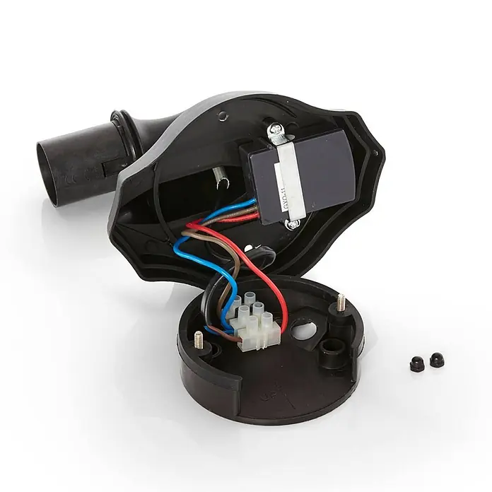 Lindby Außenwandleuchte Nane - schwarz, schwarz, IP44 - Offenes schwarzes Kunststoff-Elektrogehäuse mit Innenverdrahtung (rot, blau, braun, schwarz), weißer Klemme und schwarzer Elektronikkomponente.