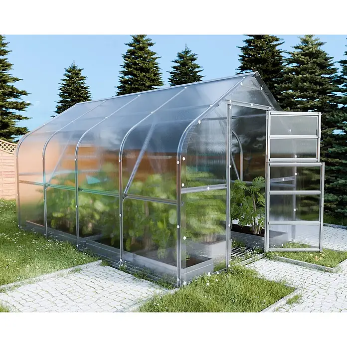 Klasika Greenhouses Gewächshaus Drop Klasika - Außenmaß inkl. Dachüberstand (B x T): 250 x 400 cm, Material Seitenwand: Kunststoff, 4 mm, Silbergrau - Ein klares Polycarbonat-Gewächshaus mit Metallrahmen steht in einem Garten mit Pflanzen, die Tür ist offen.