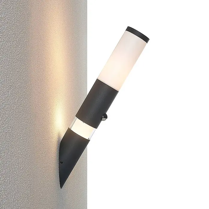 Lindby Außenwandleuchte Okari - schwarz, IP54 - Schräge, dunkelgraue Wandleuchte mit warmer Beleuchtung von oben und mittig, inklusive Bewegungssensor.