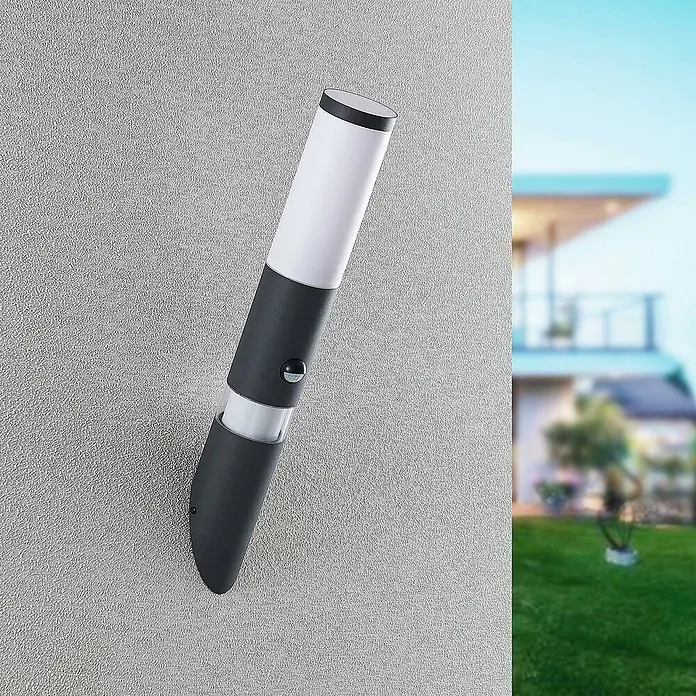 Lindby Außenwandleuchte Okari - schwarz, IP54 - Moderne dunkelgraue und weiße Außenwandleuchte mit Bewegungssensor.