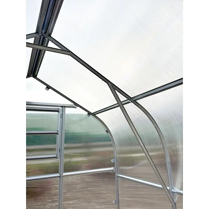 Klasika Greenhouses Gewächshaus Drop Klasika - Außenmaß inkl. Dachüberstand (B x T): 250 x 400 cm, Material Seitenwand: Kunststoff, 4 mm, Silbergrau - Innenansicht eines Gewächshauses mit transluzenten Wellplastikplatten, silbernem Metallrahmen und sichtbarer Tür.