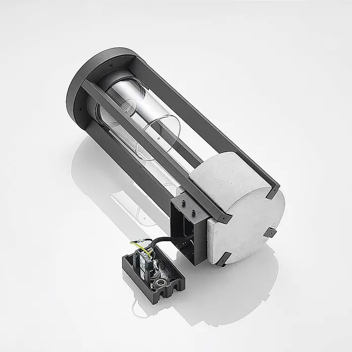 Lucande Außenwandleuchte Overa - alu / grau / zink, alu / grau / zink, IP44 - Demontierte dunkelgraue Pollerleuchte mit Klarglaszylinder und Betonsockel, zeigt interne Verkabelung.