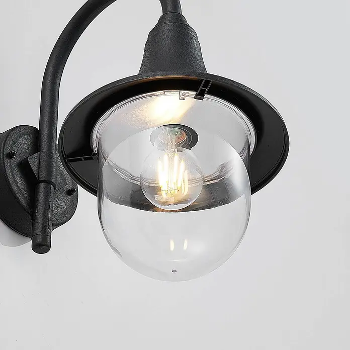Lindby Außenwandleuchte Nalevi - 32,7 x 21,8 x 40,8 cm, schwarz, schwarz, IP44 - Schwarze Außenwandleuchte mit gebogenem Arm und klarer Glaskugel, mit sichtbarer Filament-LED-Birne.