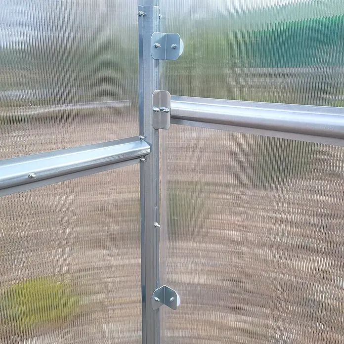 Klasika Greenhouses Gewächshaus Drop Klasika - Außenmaß inkl. Dachüberstand (B x T): 250 x 1.000 cm, Material Seitenwand: Kunststoff, 6 mm, Silbergrau - Detail einer Gewächshausecke mit gewellten Polycarbonatplatten, verzinktem Metallrahmen und verschraubten Verbindungen.