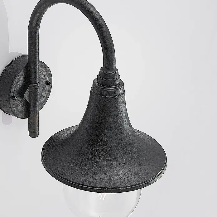 Lindby Außenwandleuchte Nalevi - 32,7 x 21,8 x 40,8 cm, schwarz, schwarz, IP44 - Schwarze, strukturierte Metall-Außenwandleuchte mit gebogenem Arm und klarer Kugellampe.