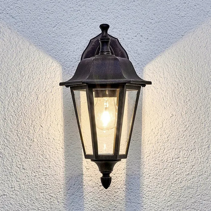 Lindby Außenwandleuchte Lamina - braun / rost, braun / rost, IP44 - Eine klassische dunkle Metall-Außenwandleuchte mit klaren Glasscheiben, beleuchtet.