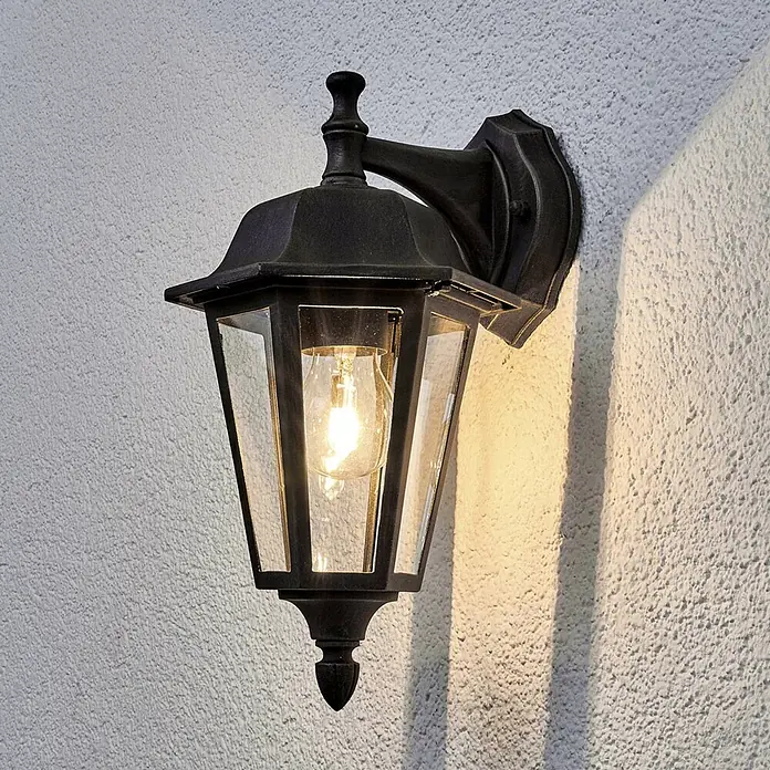 Lindby Außenwandleuchte Lamina - braun / rost, braun / rost, IP44 - Schwarze Metall-Außenwandleuchte mit Klarglas, an strukturierter Wand montiert, strahlt warmes Licht aus.