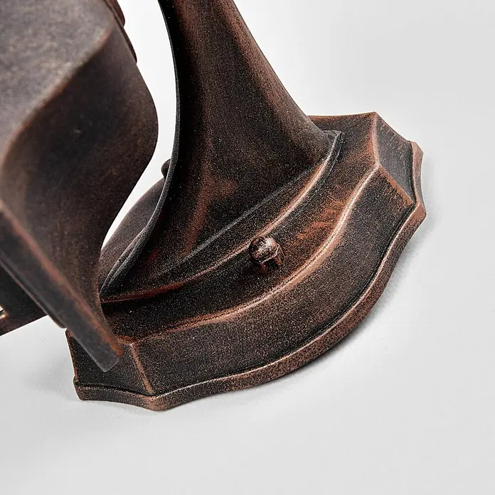 Lindby Außenwandleuchte Lamina - braun / rost, braun / rost, IP44 - Rustikale bronzefarbene Metallbasis mit Zierniete, Teil einer Beleuchtungsarmatur.