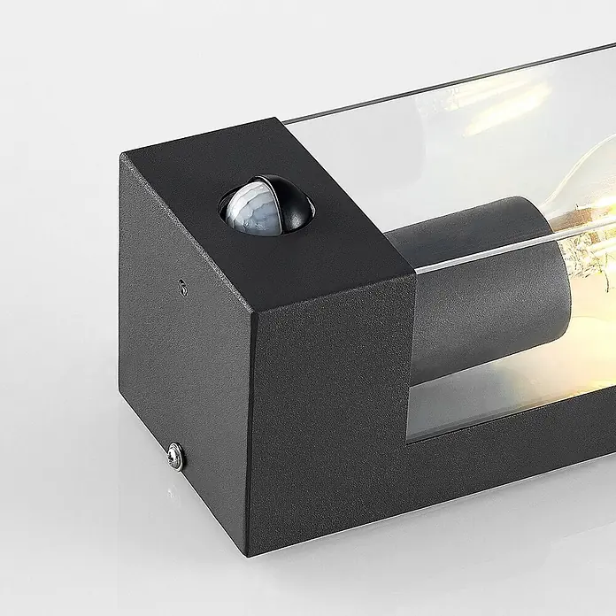 Lindby Außenwandleuchte Tilian - alu / grau / zink, alu / grau / zink, IP44 - Strukturierte schwarze Außenwandleuchte mit Klarglas, beleuchteter Birne und integriertem Bewegungssensor.