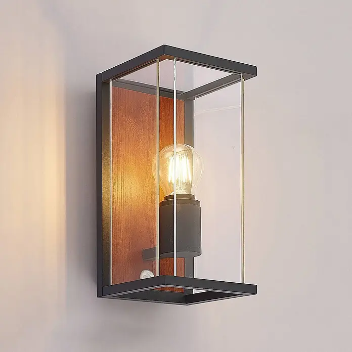 Lucande Außenwandleuchte Elwin - 16,4 x 14 x 29 cm, schwarz, schwarz, IP54 - Wandleuchte mit schwarzem Metallrahmen, Klarglaspaneelen, Holzrückwand und sichtbarer Glühbirne.