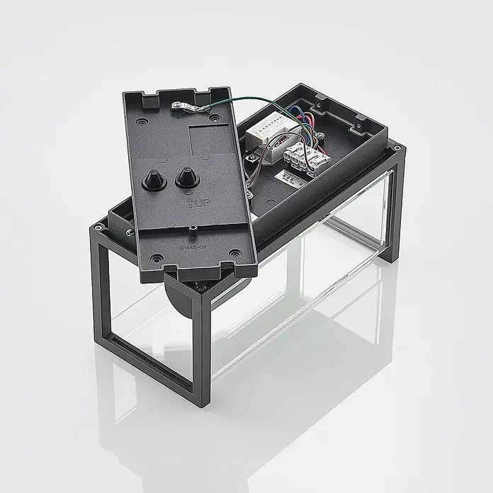 Lucande Außenwandleuchte Elwin - 16,4 x 14 x 29 cm, schwarz, schwarz, IP54 - Zerlegte schwarze Außenleuchte mit Glaspaneelen, die interne Verkabelung und Steuereinheit zeigt.