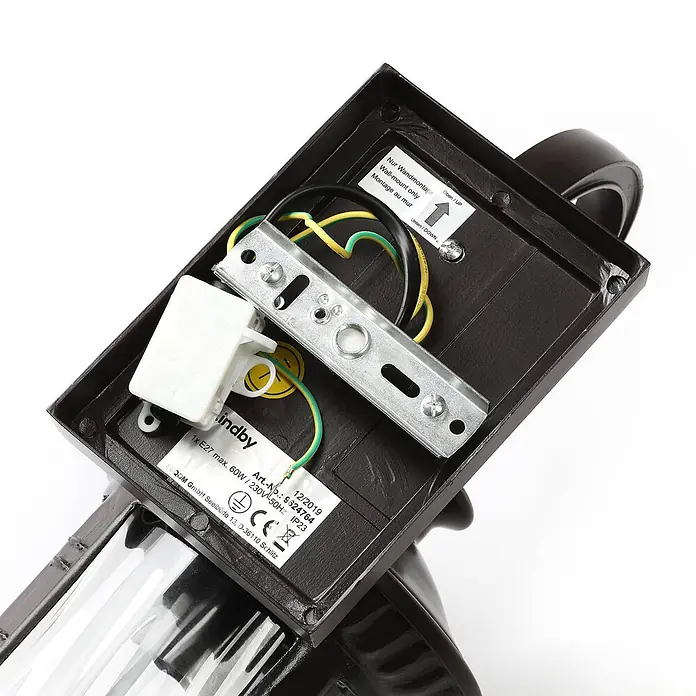 Lindby Außenwandleuchte Barret - braun / rost, IP23 - Innenansicht einer dunkelbraunen Wandleuchte mit Montagehalterung, Verkabelung und Produktetiketten.