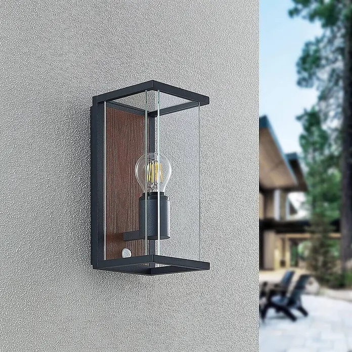 Lucande Außenwandleuchte Elwin - 16,4 x 14 x 29 cm, schwarz, schwarz, IP54 - Moderne Außenwandleuchte mit schwarzem Metallrahmen, klarem Glas, Holzrückwand, Edison-LED-Lampe und Bewegungssensor.