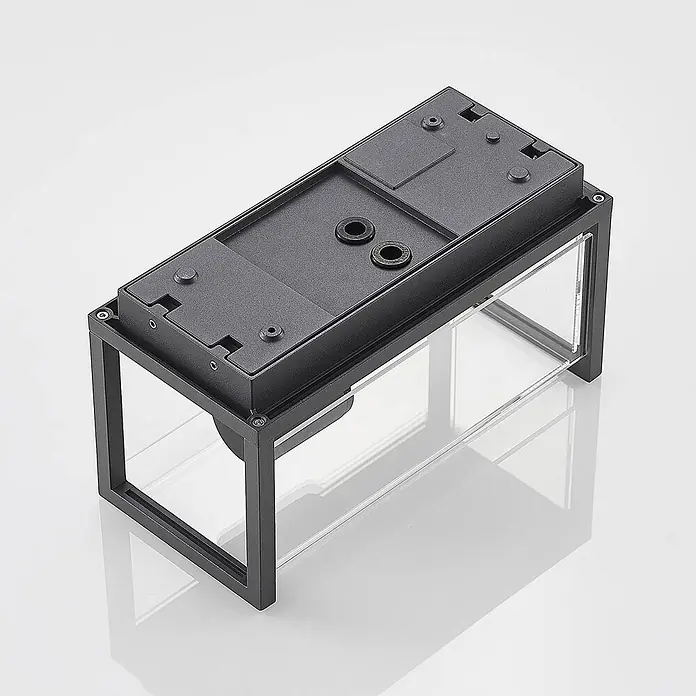 Lucande Außenwandleuchte Elwin - 16,4 x 14 x 29 cm, schwarz, schwarz, IP54 - Rechteckige schwarze Metall-Leuchte mit klaren Glasseiten und dunkelgrauem Gehäuse mit Befestigungslöchern.
