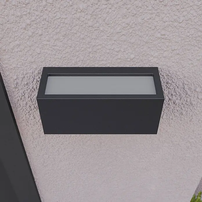 Lucande Außenwandleuchte Bente - schwarz, schwarz, IP54 - Dunkelgraue rechteckige Außenwandleuchte mit transluzenter Frontplatte, an einer strukturierten Wand montiert.