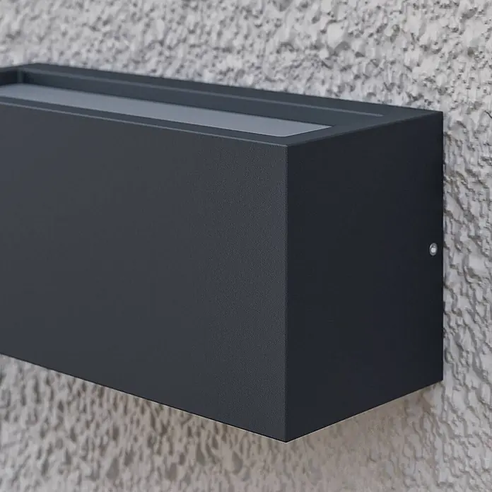 Lucande Außenwandleuchte Bente - schwarz, schwarz, IP54 - Dunkelgraue rechteckige Außenwandleuchte mit strukturierter Oberfläche, an einer strukturierten Wand montiert.