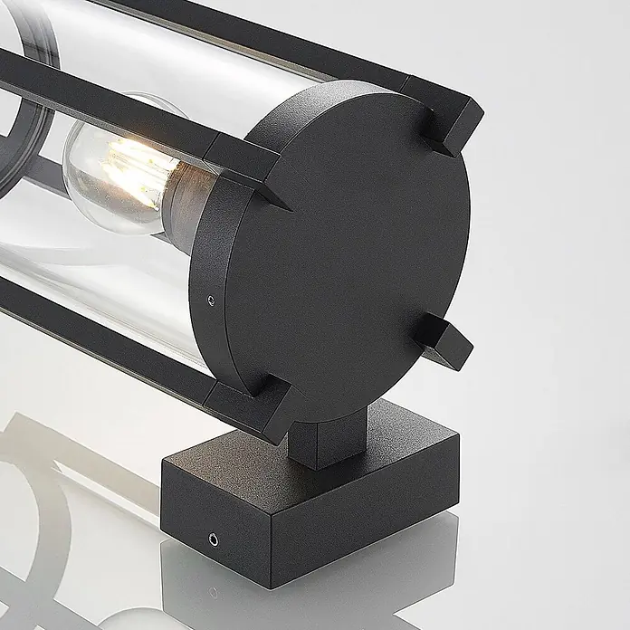 Lucande Außenwandleuchte Brienne - schwarz, IP54 - Moderne schwarze Außenleuchte mit klarem Glaszylinder und sichtbarer LED-Glühbirne auf quadratischem Sockel.