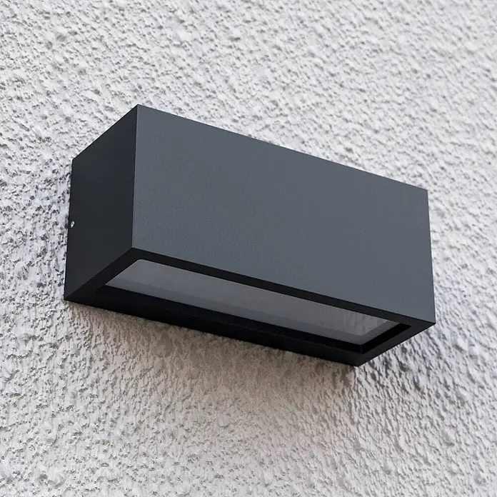 Lucande Außenwandleuchte Bente - schwarz, schwarz, IP54 - Anthrazitfarbene, rechteckige Außenwandleuchte an einer strukturierten Wand.