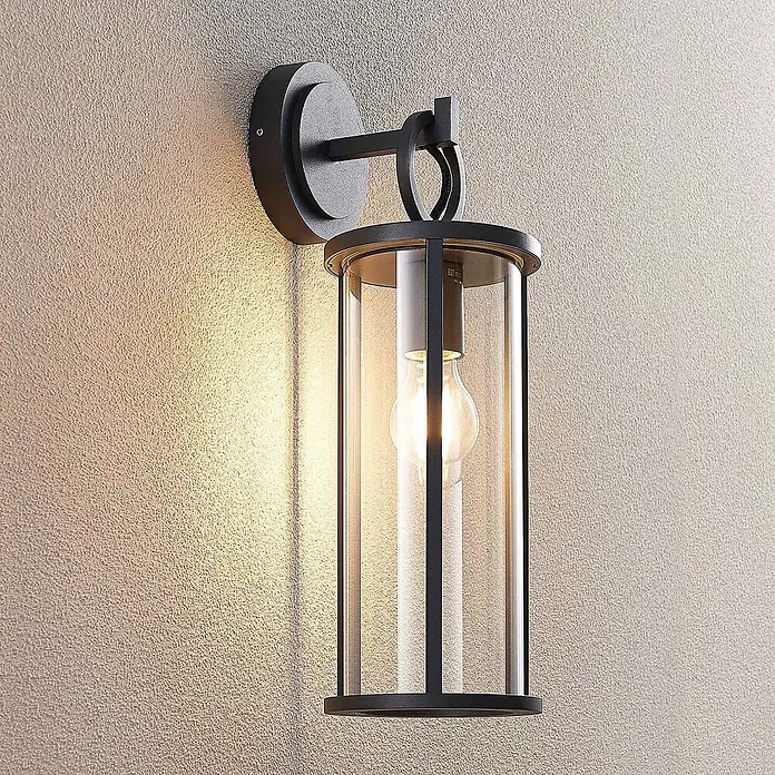 Lucande Außenwandleuchte Emmeline - 17,8 x 14,5 x 45 cm, schwarz, IP54 - Schwarze Wandleuchte aus Metall und Glas für den Außenbereich, montiert und beleuchtet.