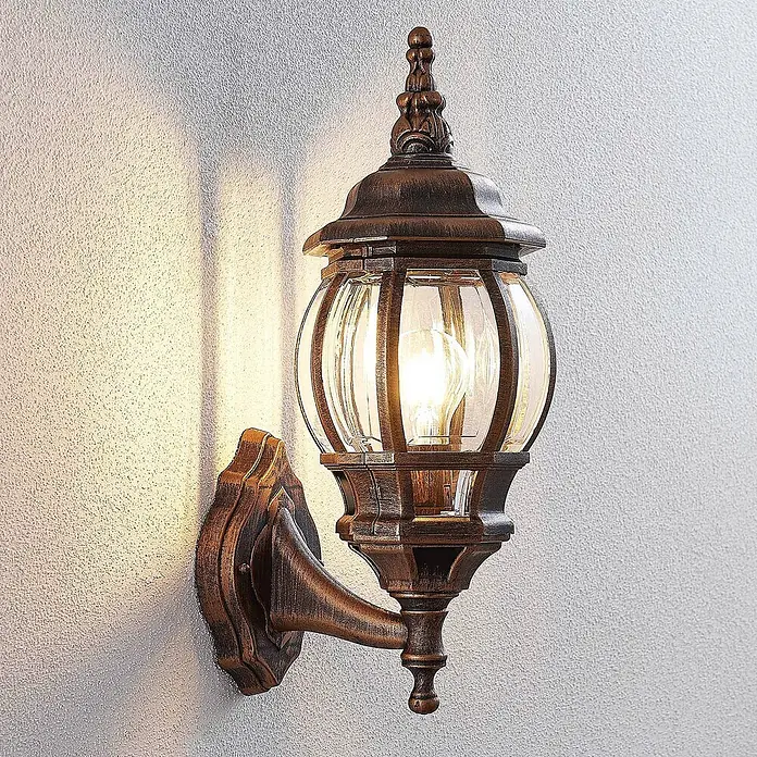 Lindby Außenwandleuchte Nadesha - messing / gold, messing / gold, IP44 - Klassische Außenwandleuchte in Antikbronze-Optik mit Klarglas, beleuchtet.