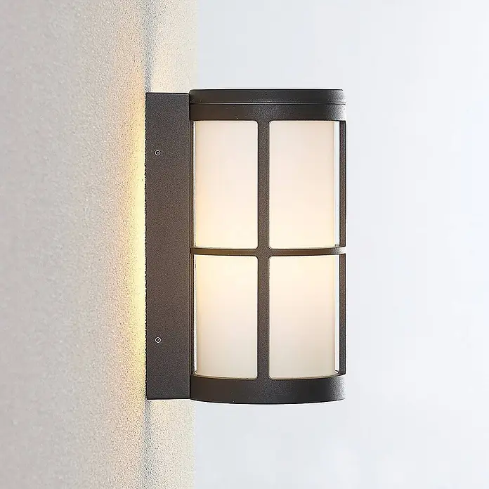 Lucande Außenwandleuchte Kelini - 15 x 12 x 23 cm, schwarz, schwarz, IP54 - Dunkelgraue Außenwandleuchte mit mattierten Glasscheiben, montiert und warmes Licht spendend.