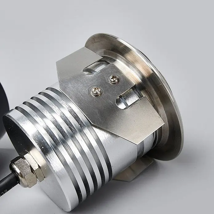 Lucande LED-Gartenstrahler Helene - 3.000 K, 8,8 x 8,8 x 9,5 cm - Einbau-LED-Strahler aus gebürstetem Metall mit geripptem Gehäuse und Federklammern.