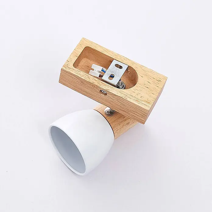 Lindby Wandstrahler Thorin - Holz hell, E14 - Verstellbarer Wandstrahler mit Holzsockel und weißem konischem Lampenkopf; Montagehardware sichtbar.