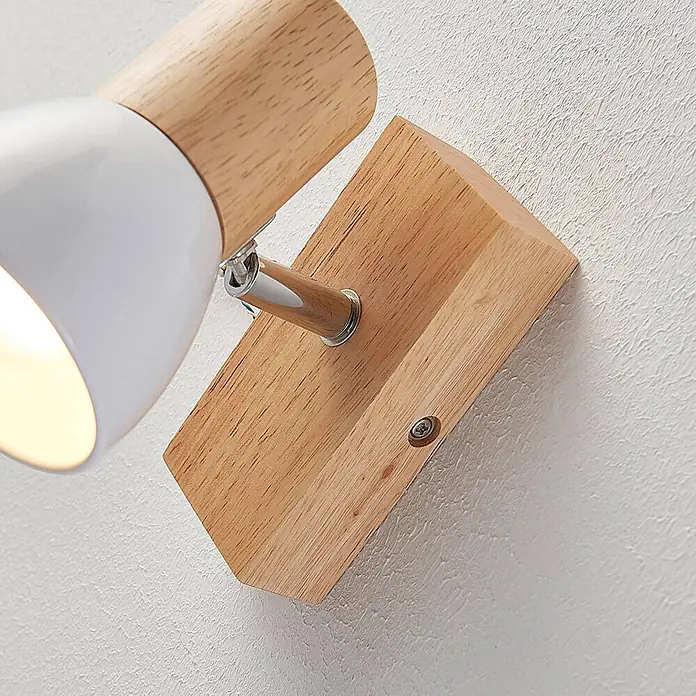 Lindby Wandstrahler Thorin - Holz hell, E14 - Weißer Wandstrahler aus Metall und Naturholz mit verchromtem, verstellbarem Arm, montiert und beleuchtet.