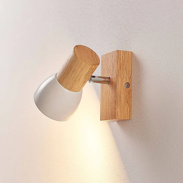 Lindby Wandstrahler Thorin - Holz hell, E14 - Verstellbare Wandleuchte mit weißem Metallschirm und Holzhalterung, strahlt warmes Licht aus.