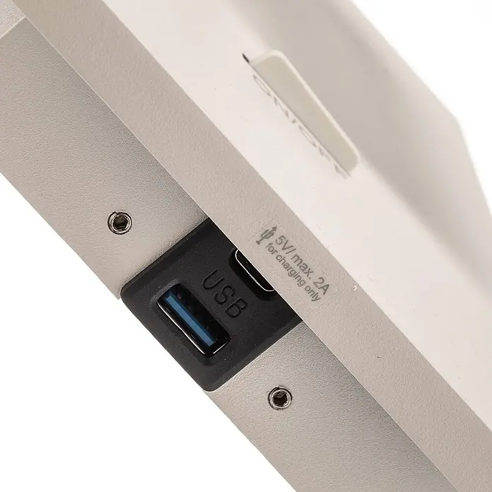 Arcchio Wandstrahler Brinja - L x B x H: 10,9 x 13,8 x 22 cm, weiß / opal, weiß / opal, GU10 - Hellgraues Gerät mit blauem USB-A- und USB-C-Ladeanschluss. Max. 5V/2A nur zum Laden.